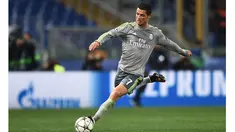 Bintang Real Madrid, Cristiano Ronaldo menjadi salah satu pencetak gol kemenangan timnya saat melawan AS Roma pada leg pertama babak 16 besar Liga Champions, di Olimpico, Roma, Kamis (18/2/2016) dini hari WIB. (AFP / Filippo Monteforte)