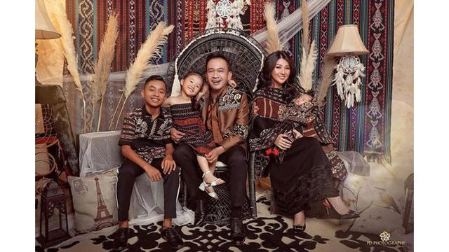 Ajak Betrand Peto, Begini 7 Gaya Foto Keluarga Ruben Onsu dengan Pakaian Nuansa Etnik