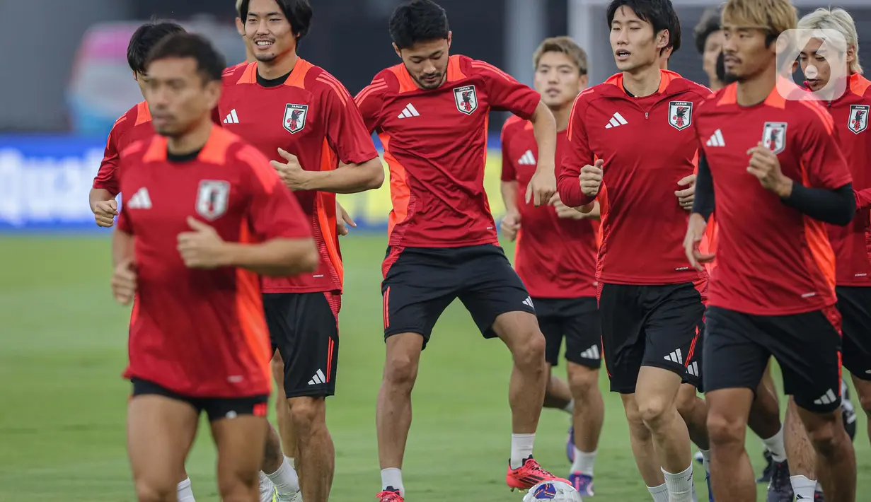 Jelang menghadapi tuan rumah Indonesia, Skuad Samurai Biru melakukan sesi latihan resmi di Stadion Utama Gelora Bung Karno. (Liputan6.com/Angga Yuniar)