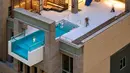 Hotel yang bernama Joule di Dallas, USA membuat kolam renang yang sangan menyeramkan. berada diata gedung bertingkat, kolam ini menjulur keluar gedung dan anda dapat langsung melihat bawah. Hati - hati ya kalau berenang di hotel ini. (www.heimdecor.co)   