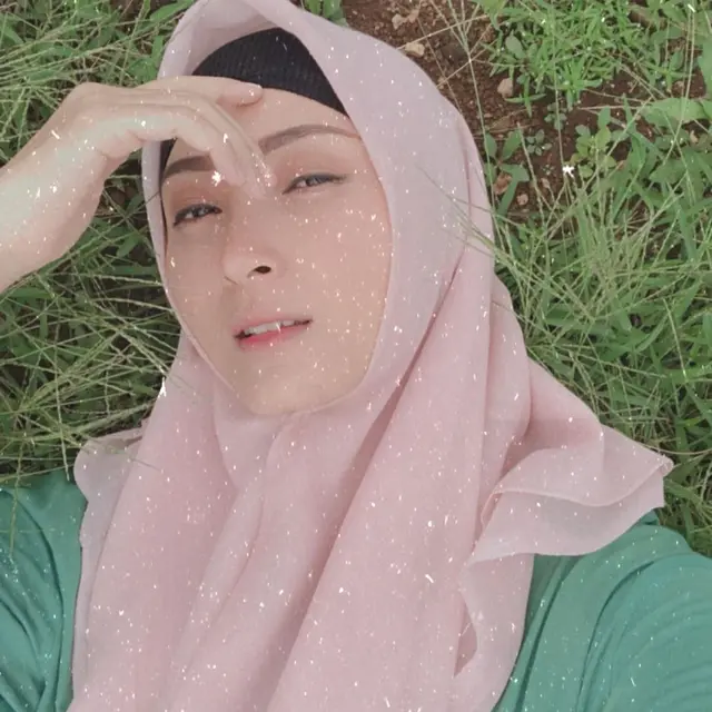 7 Pesona Della Puspita Pakai Hijab Ini Makin Memesona