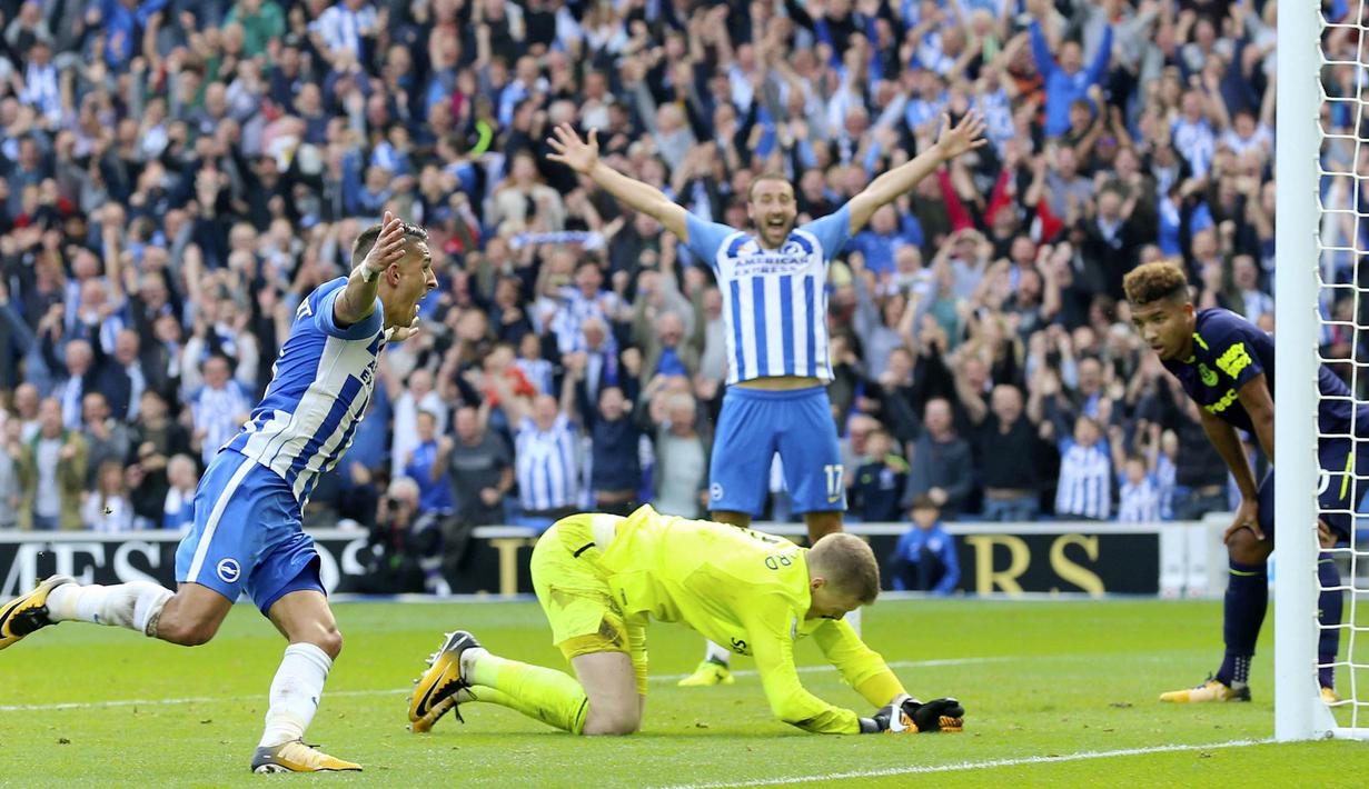 Gelandang Brighton & Hove Albion, Anthony Knockaert, melakukan selebrasi usai mencetak gol ke gawang Everton pada laga Premier League di Stadion AMEX, Minggu (15/10/2017). Brighton & Hove Albion bermain imbang 1-1 Everton.(AP/Gareth Fuller)