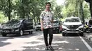 Putra Presiden Jokowi, Gibran Rakabuming Raka tiba untuk pertemuan tertutup di kediaman Ketum PDIP Megawati Soekarnoputri, Jalan Teuku Umar, Jakarta, Kamis (24/10/2019). Gibran hanya melambaikan tangan ke media, dan belum memberikan keterangan perihal kedatangannya. (merdeka.com/Iqbal Nugroho)