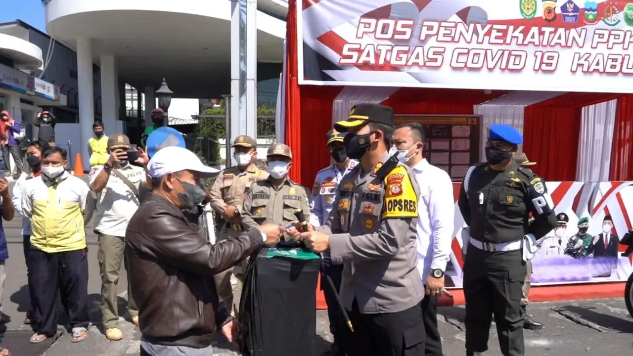 Kapolres Garut AKBP Wirdhanto Hadicaksono sekaligus Wakil Ketua Satgas Covid-19 Garut tengah memberikan paketan nasi kotak bagi perwakilan PKL Pengkolan Garut, Jawa Barat.