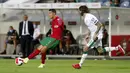 Pemain Portugal Cristiano Ronaldo (kiri) mengoper bola saat melawan Irlandia pada pertandingan kualifikasi grup A Piala Dunia 2022 di Stadion Algarve, luar Faro, Portugal, Rabu (1/9/2021). Ronaldo mencetak dua gol saat Portugal menang 2-1. (AP Photo/Armando Franca)