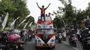 Peraih emas bulutangkis Olimpiade Rio 2016, Tontowi Ahmad dan Liliyana Natsir, melakukan kirab melewati jalan-jalan utama kota Kudus, Kamis (1/9/2016). (Bola.com/Arief Bagus)