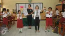 Mantan none Jakarta menjelaskan kepada murid SDN 01 Pagi Tegal Parang saat Hardiknas, Jakarta, Senin (2/5). Sebanyak 12 Alumni berperan sebagai inspirator untuk 192 siswa dan siswi. (Liputan6.com/Gempur M Surya)