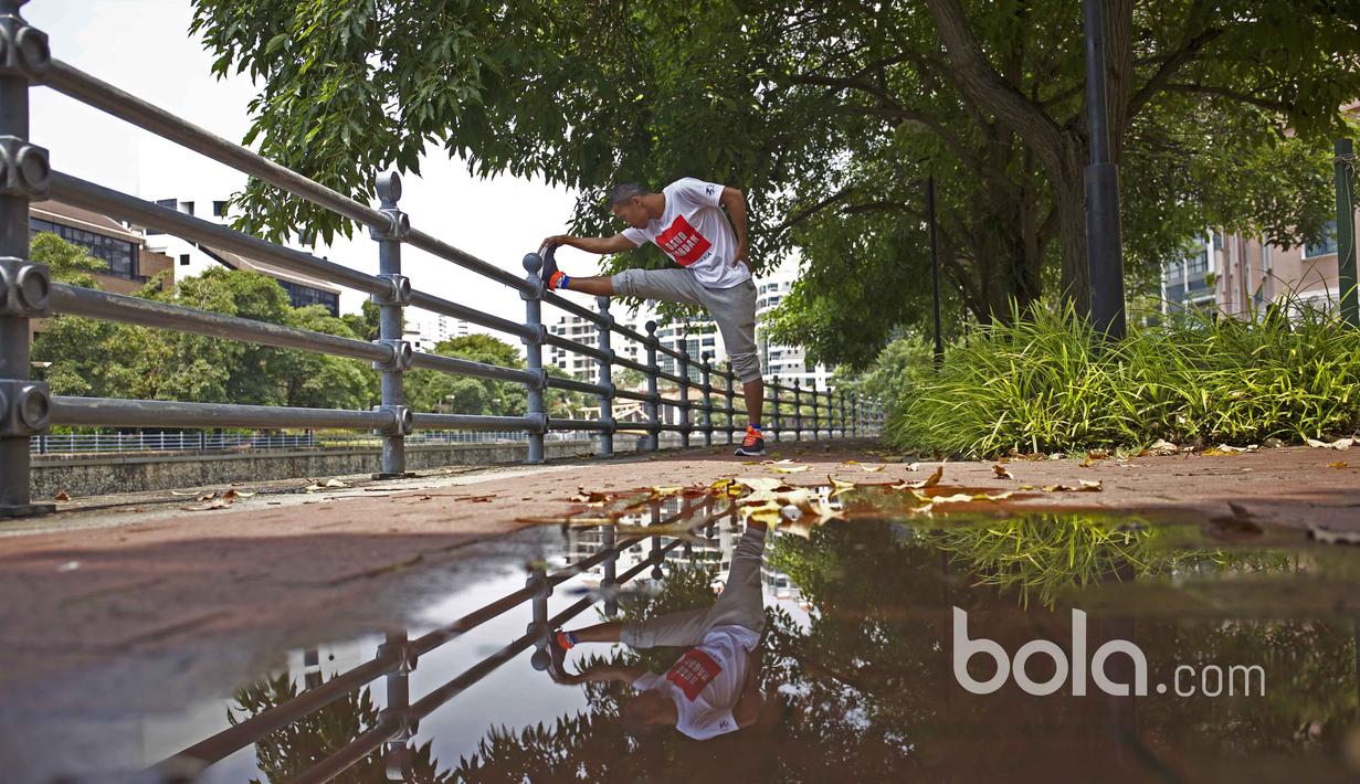 Refleksi sesi pemanasan Daud Yordan di Pedestrian, Singapura, Jumat (24/3/2017). Partai Daud Yordan vs Campee Phayom merupakan undercard dari partai utama World Boxing Council Silver kelas welter (66,6 kg). (Bola.com/Nicklas Hanoatubun)