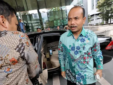 Menteri PPN/Kepala Bappenas, Andrinof Chaniago berjalan masuk ke gedung KPK, Jakarta, Kamis (4/12/2014). (Liputan6.com/Miftahul Hayat)