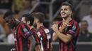 Striker AC Milan, Andre Silva, melakukan selebrasi usai mencetak gol ke gawang Rijeka pada laga Liga Europa di Stadion San Siro, Milan, Kamis (28/9/2017). AC Milan menang 3-2 atas  Rijeka. (AP/Luca Bruno)
