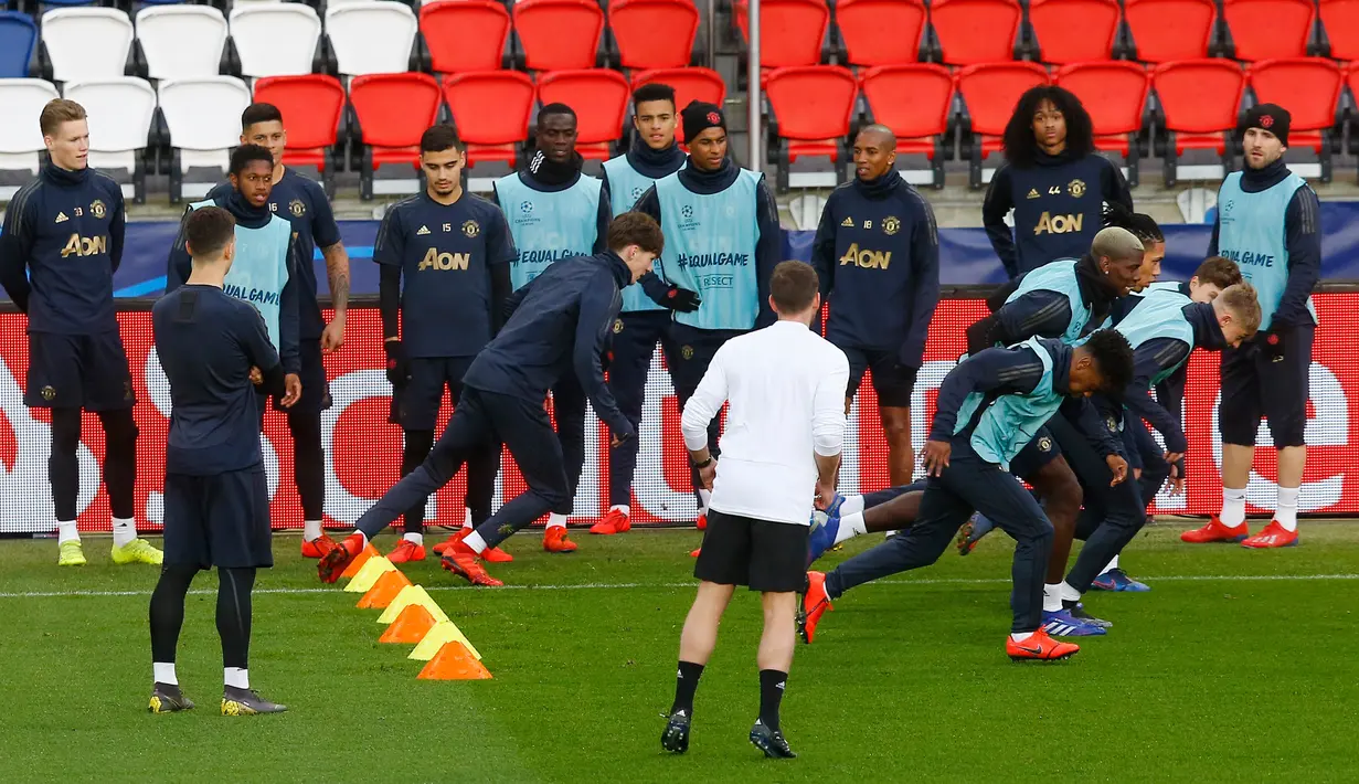 Para pemain Manchester United saat sesi berlatih di stade des Princes stadion di Paris, Prancis (5/3). Manchester United akanmelawan PSG pada leg kedua babak 16 besar Liga Champions di Parc des Princes. (AP Photo/Michel Euler)