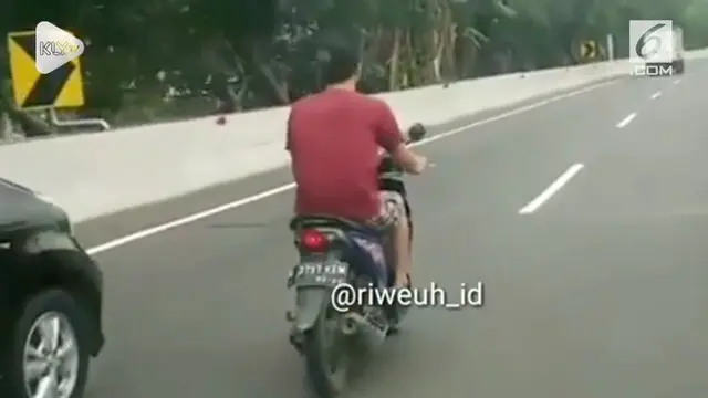 Seorang pengendara motor nekat melaju tanpa helm di dalam jalan tol menuju Bandara Soekarno Hatta.