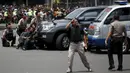 Polisi berjaga didekat lokasi ledakan di Jakarta, Indonesia, (14/1/2016). Beberapa ledakan dan suara senjata api terjadi di pusat ibukota Indonesia, Polisi mencurigai seorang melakukan aksi bom bunuh diri. (REUTERS/Beawiharta)