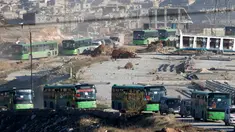 Bus dan ambulans digunakan untuk mengevakuasi ribuan warga sipil di Aleppo, Suriah, Kamis (15/12). Konflik antara pemberontak dan pasukan pemerintah yang setia kepada Presiden Suriah Basyar al Assad membuat warga harus dievakuasi. (REUTERS/Omar Sanadiki)