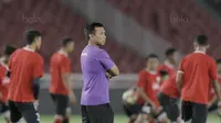 Pelatih Bali United, Widodo Cahyono Putro, saat memimpin sesi latihan jelang laga final Piala Presiden 2018 di SUGBK, Jakarta, Jumat (16/2/2018). Bali United akan berhadapan dengan Persija, (Bola.com/M Iqbal Ichsan)