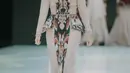 Model mengenakan busana rancangan Gita Orlin pada ajang Indonesia Fashion Week (IFW) 2019 di Jakarta Convention Center, Kamis (28/3). Desian Gita Orlin kali ini terinspirasi dari kecantikan “Tenun Sumba” yang bertajuk “Wairinding". (Liputan6.com/Faizal Fanani)