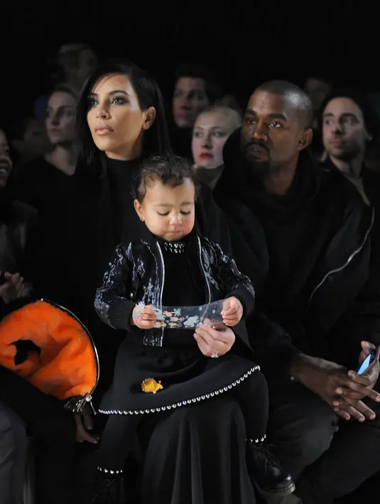 Kim Kardashian mengungkapkan rasa kecewa terhadap sang suami, Kanye West yang bersifat cuek dan tak mau menghabiskan waktu secara intim bersama istrinya. (AFP/Bintang.com)