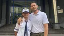 Anak aktor Oka Antara juga berada di jenjang Sekolah Menengah Pertama. Namanya unik, Narashima Ruga yang foto bareng ayah kenakan seragam sekolah. [Instagram/oks_antara]