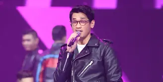 Penyanyi berlesung pipit Afgan Syahreza, membawakan lagu 'Katakan Tidak’ untuk menyapa pengunjung Konser Raya 21 Indosiar. (Andy Masela/Bintang.com)