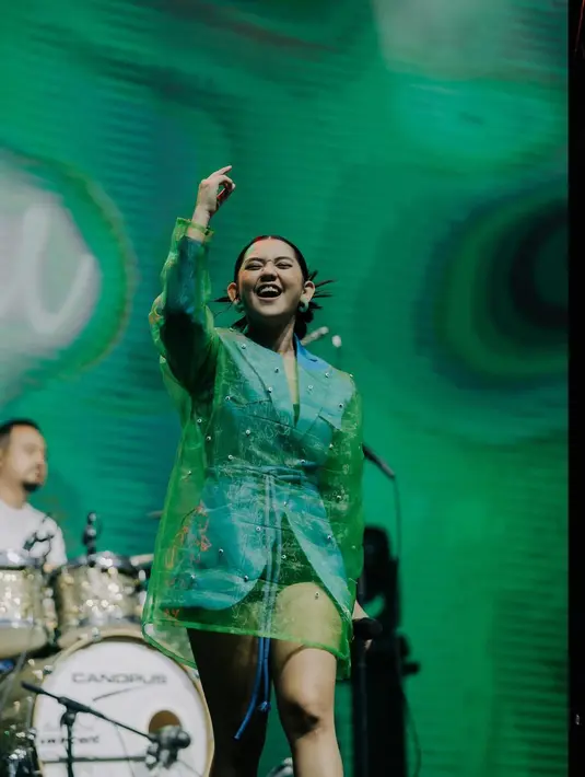 Blazer warna hijau dengan material menerawang seperti organza bisa jadi pilihan untuk tampil beda. [@zivamagnolya]