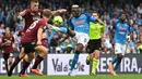 Striker Napoli, Victor Osimhen mengontrol bola di depan dua pemain Salernitana pada laga Liga Italia 2022/2023 di Diego Armando Maradona Stadium, Naples (30/4/2023). Victor Osimhen hingga kini telah mencetak 21 gol dan 5 assist dari seluruh 26. Ia mulai terancam posisinya oleh Lautaro Martinez karena gagal menambah gol dalam 5 laga terakhir bersama Napoli. (AFP/Filippo Monteforte)