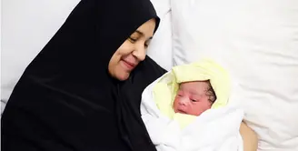 Lengkap sudah kebahagiaan dirasakan pasangan Shireen Sungkar dan Teuku Wisnu. Pemeran sinetron 'Cinta Fitri' itu melahirkan anak keduanya secara normal berjenis kelamin perempuan. Pasangan ini sebelumnya dikaruniai seorang anak laki. (dok. Instagram)