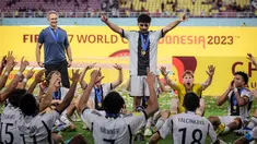 Stadion Manahan menjadi saksi sejarah bagi Timnas Jerman meraih gelar pertamanya di Piala Dunia U-17 setelah mengalahkan Timnas Prancis lewat adu penalti 4-3 (2-2). Para anggota skuad Jerman U-17 pun larut dalam sukacita merayakan gelar juara yang telah diperebutkan seja tahun 1985. Seperti apa euforia para pemain Timnas Jerman U-17 dalam merayakan keberhasilan mereka? Simak beberapa momennya berikut ini. (Bola.com/Bagaskara Lazuardi)