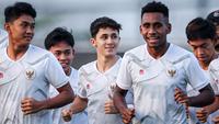 Pemain Timnas Indonesia U-17, Amar Brkic (tengah) melakukan joging saat menjalani official training skuad Timnas Indonesia U-17 di Lapangan Latihan A Gelora Bung Tomo, Surabaya, Minggu (12/11/2023) sore menjelang laga kedua Grup A Piala Dunia U-17 2023 menghadapi Panama yang akan berlangsung di Stadion Gelora Bung Tomo, Senin, 13 November 2023. (Bola.com/Bagaskara Lazuardi)