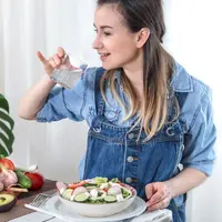 Menjalani pola makan seimbang sering kali terasa rumit di tengah kesibukan harian. Banyak orang fokus pada apa yang dimakan seperti rendah kalori, tinggi protein, atau bebas gula—namun melupakan satu hal penting: bagaimana dan kapan makanan tersebut dikonsumsi. (foto/dok: freepik/pvproductions)