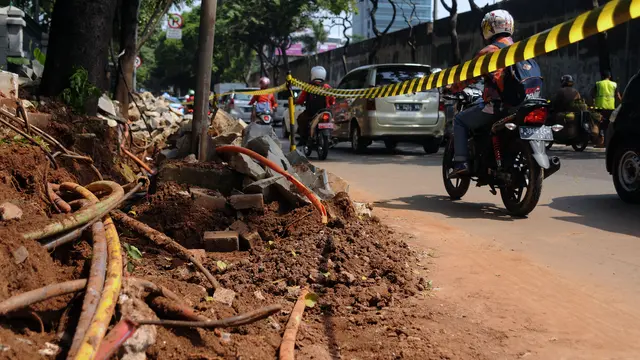 20160901-Semrawutnya Instalasi Kabel di Ruang Utilitas Jalan TB Simatupang-Jakarta