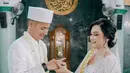 Pasangan ini kompak mengenakan busana pengantin berwarna putih. [Foto: IG/rendykusdianaa].