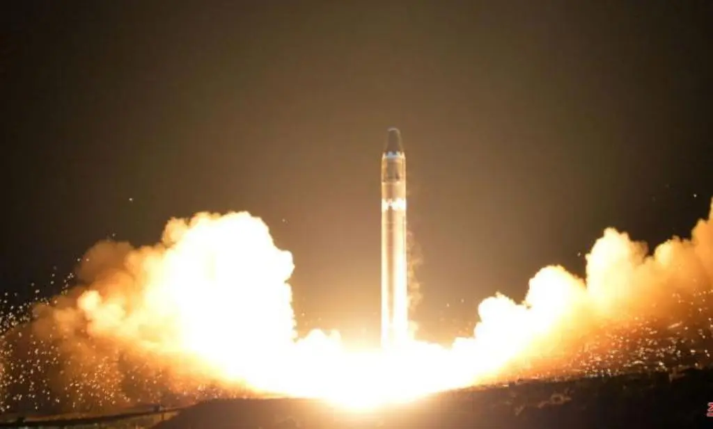 Peluncuran Rudal Hwasong yang diklaim bisa mencapai Amerika Serikat (AFP/Korean Central News Agency/Korea News Service)