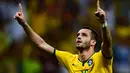 Pemain Brasil, Renato Augusto, merayakan gol yang dicetaknya ke gawang Peru dalam Kualifikasi Piala Dunia 2018 di Stadion Arena Ponte Nova, Salvador, Brasil, Rabu (18/11/2015) pagi WIB. (AFP Photo/Christophe Simon)