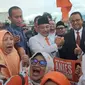 Momen itu terjadi saat Anies hendak meninggalkan DPP PKS. Anies yang didampingi Presiden PKS Ahmad Syaikhu itu langsung dicegat ibu-ibu simpatisan. (Foto:Liputan6/Winda Nelfira)