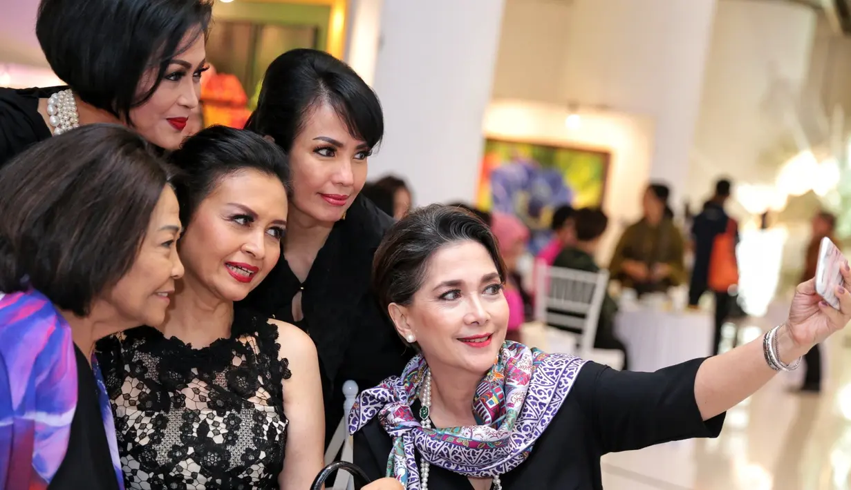 Pemeran yang dikenal dengan film Pengantin Remaja itu mengaku bangga melihat wanita menjadi penggerak kegiatan amal. Melakukan kegiatan sosial dan berguna bagi masyarakat banyak. (Adrian Putra/Bintang.com)