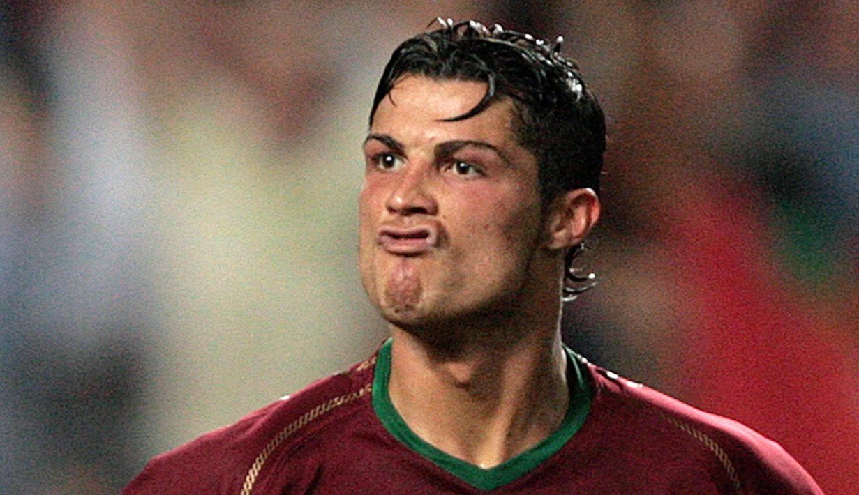Bintang Portugal, Cristiano Ronaldo, merayakan gol yang dicetaknya ke gawang Polandia pada laga kualifikasi Piala Eropa 2008 di Stadion Luz, Lisbon, Sabtu (8/9/2007). (AFP/Nicolas Asfouri)