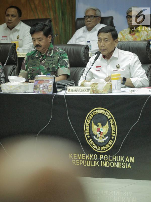 Menko Polhukam, Wiranto (kanan) memimpin rapat koordinasi dengan KPU-Bawaslu, Polri, TNI hingga menteri di Kantor Kemenko Polhukam, Jakarta, Senin (15/4). Rapat membahas mengenai kesiapan akhir pengamanan tahapan pemungutan dan perhitungan suara pemilu serentak 2019. (Liputan6.com/Faizal Fanani)