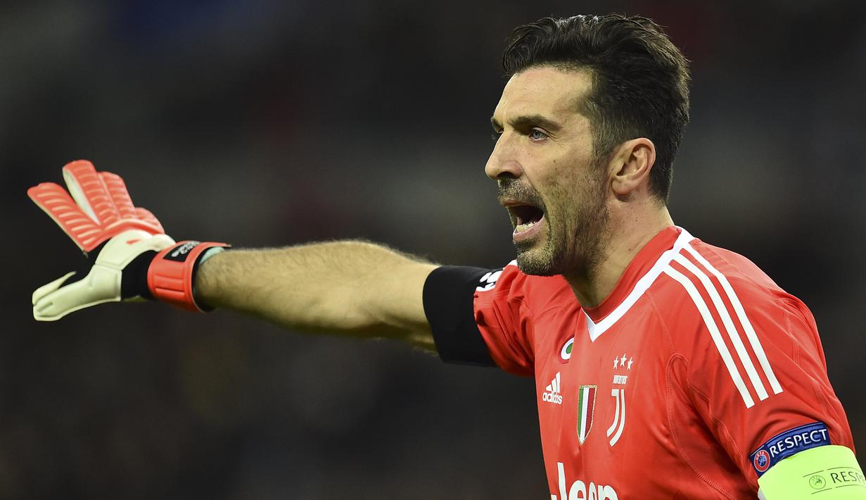 9. Gianluigi Buffon - Legenda Italia yang sudah mengoleksi banyak gelar domestik bersama tim Zebra, Juventus. Namun kesedihan yang dirasakan pemain 39 tahun tersebut ialah tiga kali kekalahan di final Liga Champions. (AFP/Glyn Kirk)