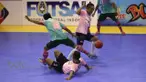 Pemain WPK MBU, Eden Kaesar Kana (kiri), berebut bola dengan pemain Pinky Boys, Fajar Ariansyah, dalam laga Seri III Grup B Wilayah Timur Pro Futsal League 2016 di GOR 17 Desember, Mataram, NTB, Minggu (13/3/2016). (Bola.com/Arief Bagus)