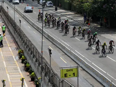 Pekerja mulai sibuk mengerjakan proyek MRT saat balapan Tour de Jakarta berlangsung di Bundaran Hotel Indonesia, Jakarta, Sabtu (30/7/2016). (Bola.com/Nicklas Hanoatubun)