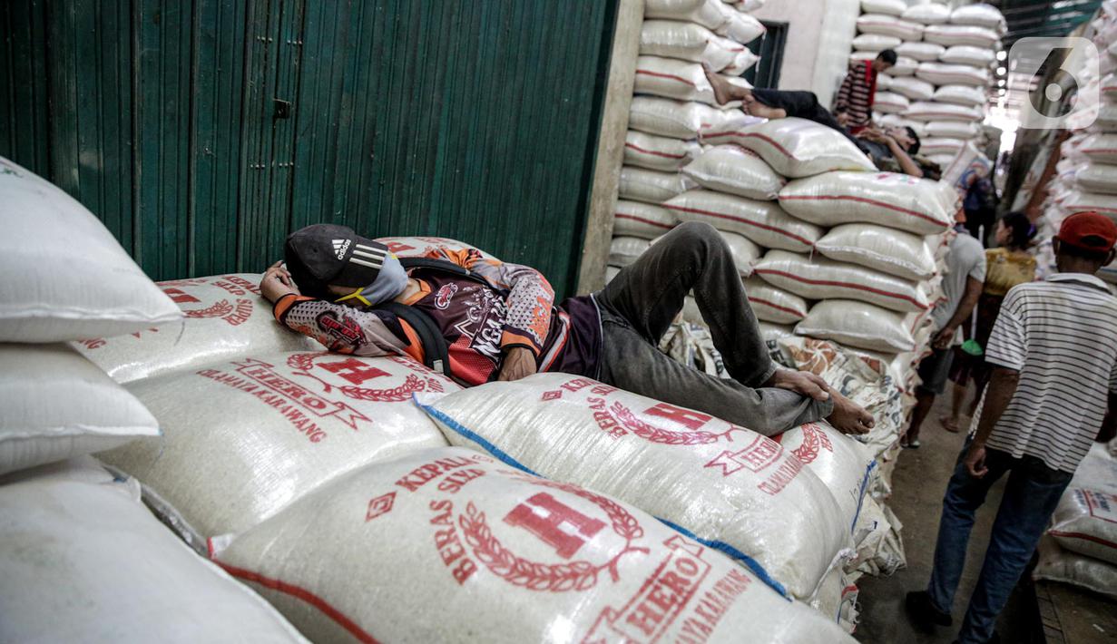 Aktivitas di sentra pasar beras Cipinang, Jakarta, Selasa (19/5/2020). Perum bulog menjamin stok beras nasional pada Juni 2020 mencapai 1,8 juta ton dengan hasil penyerapan panen di sejumlah sentra produksi beras diperkirakan mencapai 650 ribu ton pada Juni 2020. (Liputan6.com/Faizal Fanani)