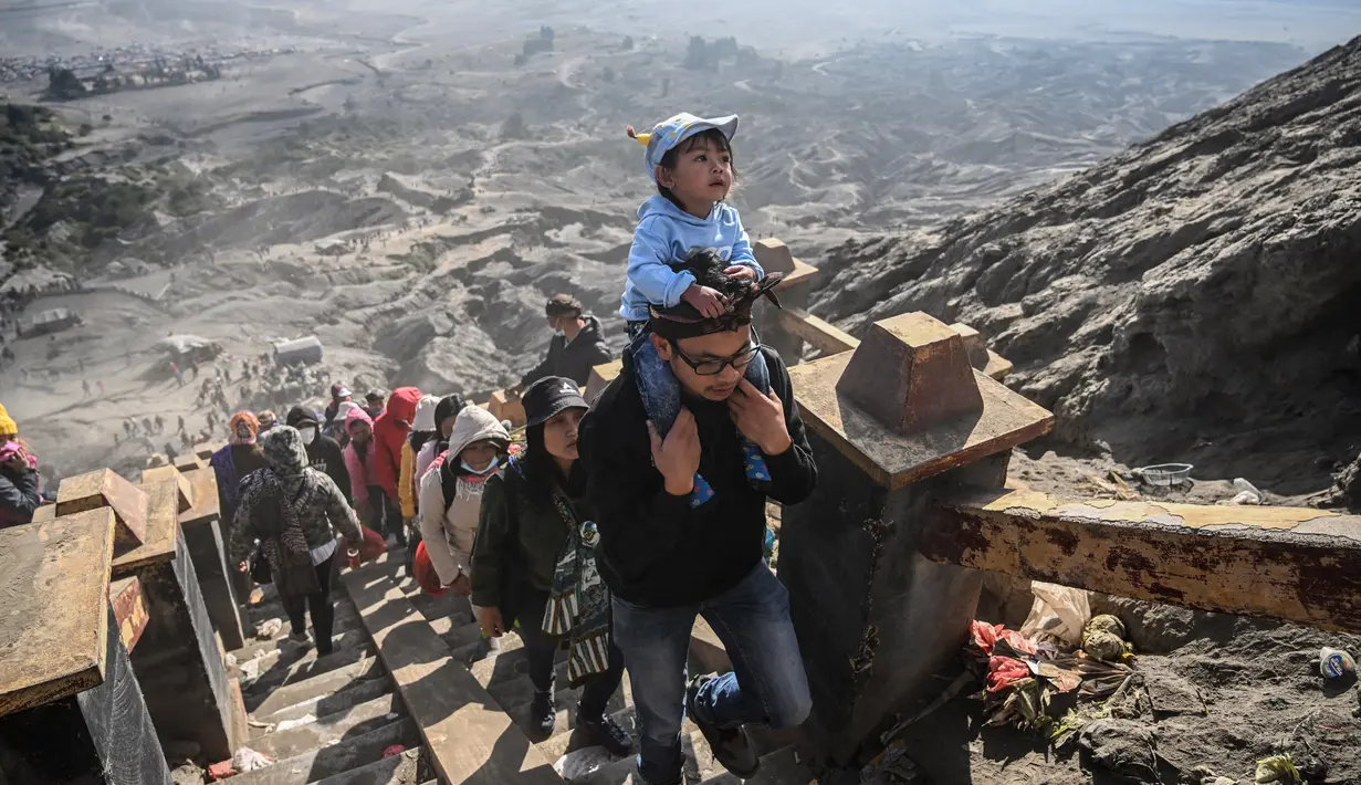 Upacara Ritual Yadnya Kasada merupakan upacara adat Hari Raya masyarakat Tengger penganut Hindu Dharma. (Photo by Juni Kriswanto / AFP)