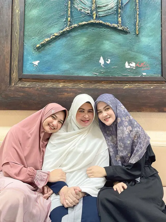 Ameer Azzikra Sempat Titip Istri ke Ipar, Ini 5 Potret Henny Rahman dan Nadzira Shafa