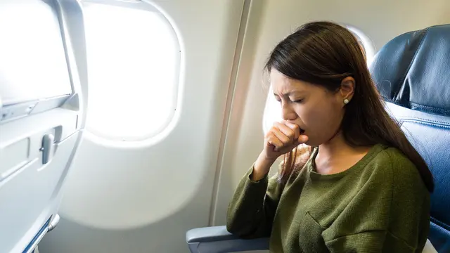 Kiat Nyaman Naik Pesawat Saat Batuk (leungchopan/shutterstock)