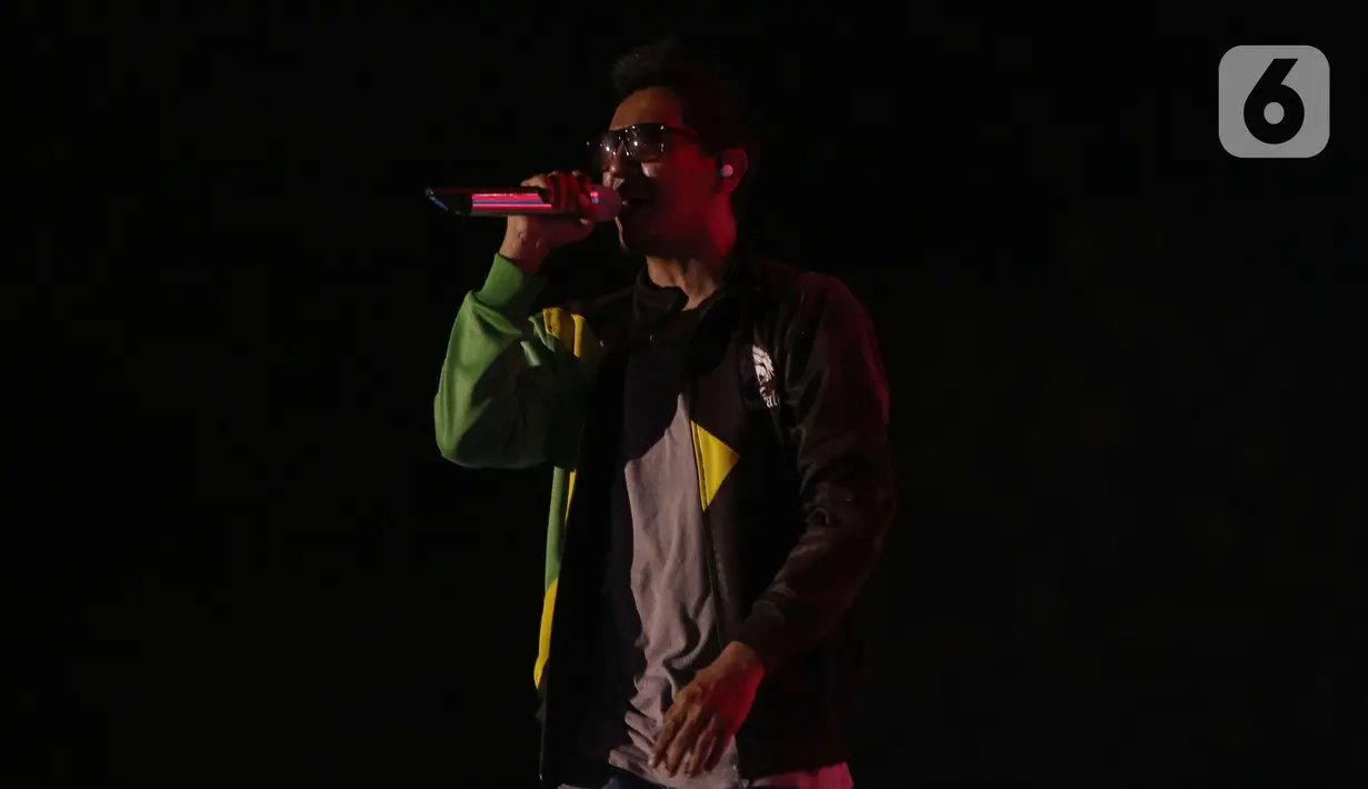 Grup band Souljah beraksi menghibur pengunjung Jakarta Fair atau yang lebih dikenal dengan Pekan Raya Jakarta (PRJ) 2022 di Arena Jakarta International Expo, Kemayoran, Jakarta Pusat, Selasa (21/6/2022). Souljah tampil memukau di panggung utama dengan membawakan lagu booming mereka di antaranya, Bersamamu dan Ku Ingin Kau Mati Saja. (Liputan6.com/Herman Zakharia)