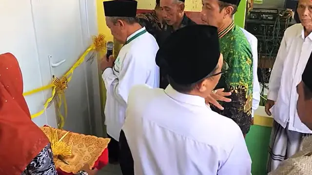 Penngguntingan Pita dan Pembukaan Pintu Gedung Baru MI Ma'arif 02 Salebu