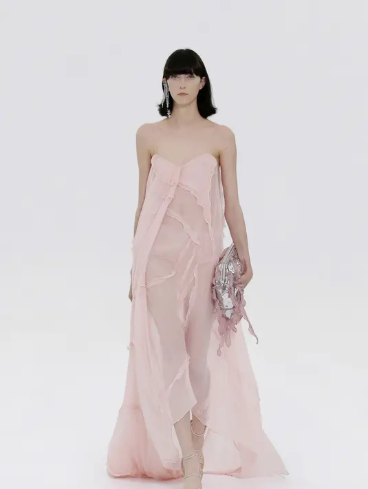 Gaun dihiasi dengan rouches ringan yang memberi look romantis. Koleksi ini juga bagian dari FENDI Couture AW 2022.