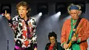 Musisi The Rolling Stones, Mick Jagger, Ronnie Wood dan Keith Richards saat tampil dalam konser bertajuk No Filter di The Velodrome Stadium, Marseille, Prancis, Selasa (26/6). (AFP PHOTO / Boris Horvat)