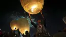 Sejumlah warga saat menerbangkan lampion buatan tradisional ke langit selama festival tahunan Tazaungdaing di Taunggyi, Myanmar (19/11). (REUTERS/Soe Zeya Tun)