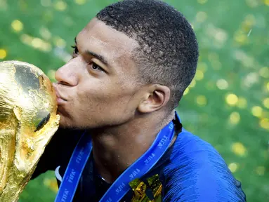 Kylian Mbappe adalah pemain muda yang tampil mengesankan dan mampu mencuri perhatian di Piala Dunia 2018. (AFP/Kirill Kudryavtsev)